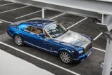 Značka Rolls-Royce zatím oficiální zastoupení v České republice nemá. To znamená, že například pro tento krásný Phantom Coupe musíte třeba do Drážďan. Vše se ale má brzy změnit.