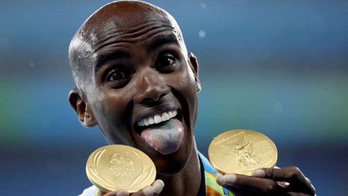 Mo Farah se dvěma zlatými medailemi z olympiády v Riu de Janeiro