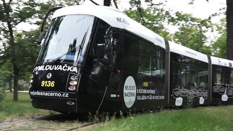 Po Praze jezdí černá tramvaj s nejtrapnějšími výmluvami černých pasažérů