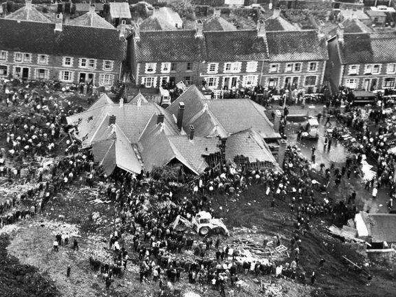 Uvnitř školy bylo přes 140 dětí – 116 zahynulo. Spolu s nimi přišlo o život dalších 28 dospělých – učitelů, rodičů i obyvatel přilehlých domů. Potrestán nebyl nikdo.
