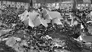 Aberfan, 21. října 1966.Celá budova školy byla doslova pohřbena pod více než 110 tisíci tun bahnité hmoty – kalového odpadu ze skládky místního uhelného dolu. Zemřelo 144 lidí, 116 z nich byly děti.