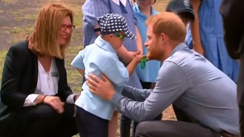 Princ Harry zaujal plnovousem. Pětiletý chlapec ho objal a hladil po obličeji