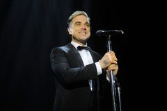 Nechte mě, ať vás bavím, zpíval Robbie Williams i královně
