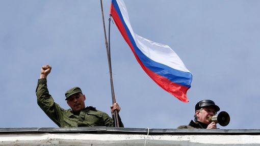 Na budově námořního velitelství ukrajinského námořnictva v Sevastopolu zavlály ruské vlajky.