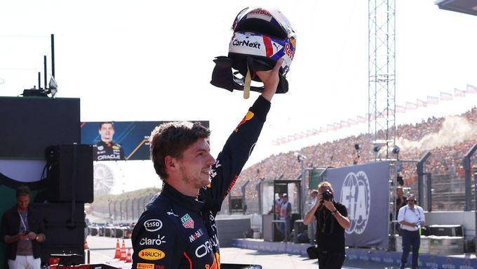 Nizozemec Max Verstappen zdraví diváky po vítězství v kvalifikaci na domácí Velkou cenu