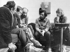 Zleva: Jiří Ruml, Václav Havel, Jan Ruml, Ivan Havel a Olga Havlová na návštěvě Václava Havla v Nemocnici Pod Petřínem, snímek z roku 1983.