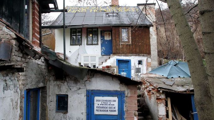 Poslední obydlený dům v bývalé dělnické kolonii Buďánka má na střeše nápis "Obvodní úřad - náš hospodář."