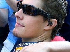 Jezdec Hondy Daniel Pedrosa v obležení fanoušků.