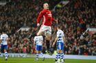 United postupují, Rooney gólem vyrovnal Charltona. Arsenal se trápil