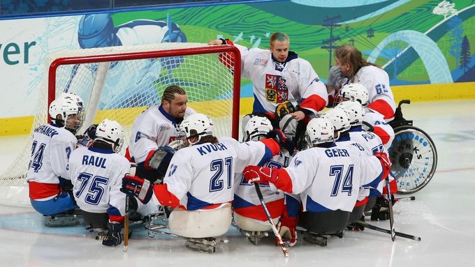 Čeští sledge hokejisté si po výhře na Koreou stejně jako před čtyřmi lety zahrají o páté místo.