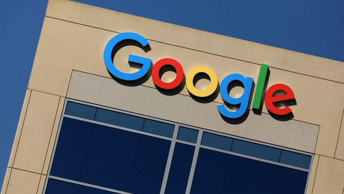 Logo Googlu na kancelářské budově v Irvinu v Kalifornii.