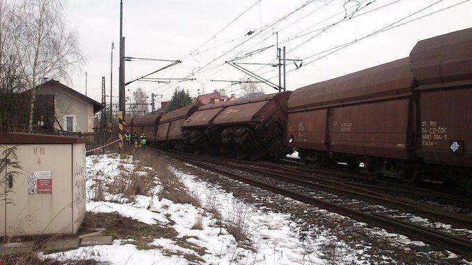 Na trati vykolejilo pět vagónů.