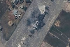 Satelitní fotografie potvrdily zkázu ruských letadel na okupovaném Krymu