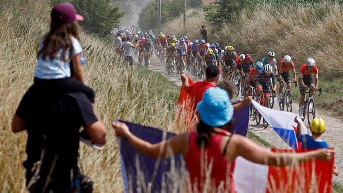 Fanoušci sledují peloton v páté etapě Tour de France 2022.