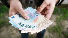 Nové porovnání minimální mzdy v EU: Česko zůstává na konci žebříčku i po rekordním růstu