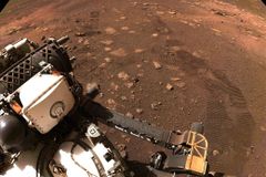 Sonda pátrající po životě na Marsu našla nadějné vzorky. Vědci jsou optimističtí