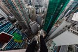 Návštěvu Hongkongu si Bakay zpestřil výšlapy na vrcholy tamních mrakodrapů. "Mnohdy jsem musel lézt po různých žebřících nebo požárních schodištích," vzpomíná fotograf.