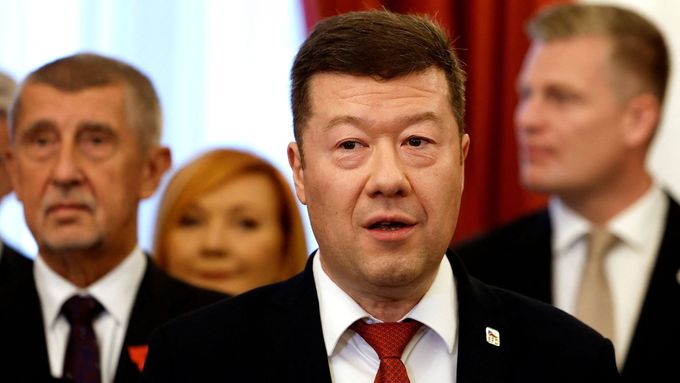 Tomio Okamura (SPD) při podpisu koaliční smlouvy. Za ním na snímku zleva Andrej Babiš, Alena Schillerová )Oba ANO) a Filip Turek (Motoristé).