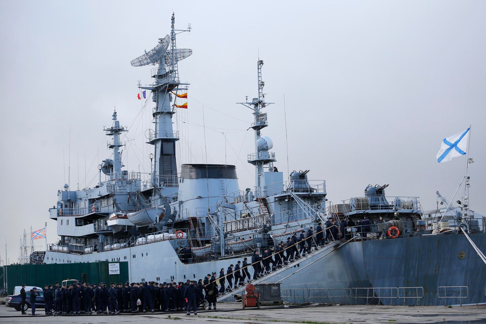 Ruští námořníci opustili Francii, kde se učili s lodí třídy mistral