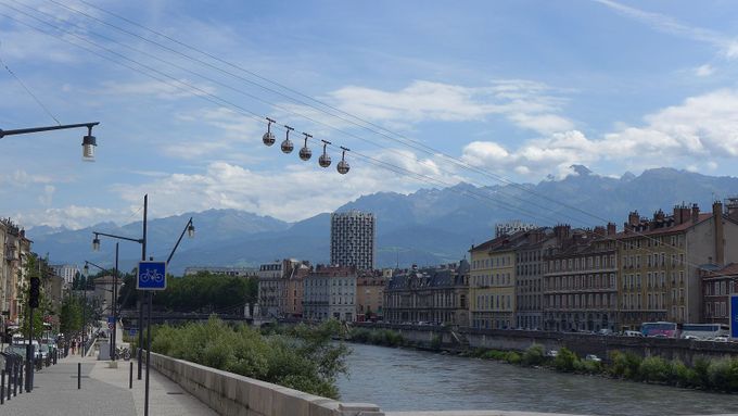 Lanovka nad Vltavou by mohla vypadat například jako ta ve francouzském Grenoble. (ilustrační foto)