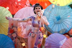 Zpěvačka Katy Perry je v Praze. Natočila zde video a vyfotila se u "miminek" na Kampě