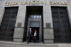 Czech central bank to keep koruna weak until 2016