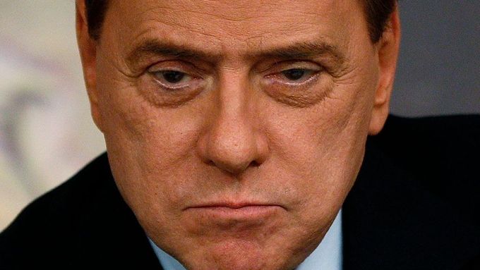 Silvio Berlusconi se navzdory všem skandálům stále drží u moci. Místní volby jsou dalším testem jeho popularity.