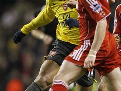 Steve Finnan z Liverpoolu (v červeném) brání hráče Arsenalu Thierry Henryho.