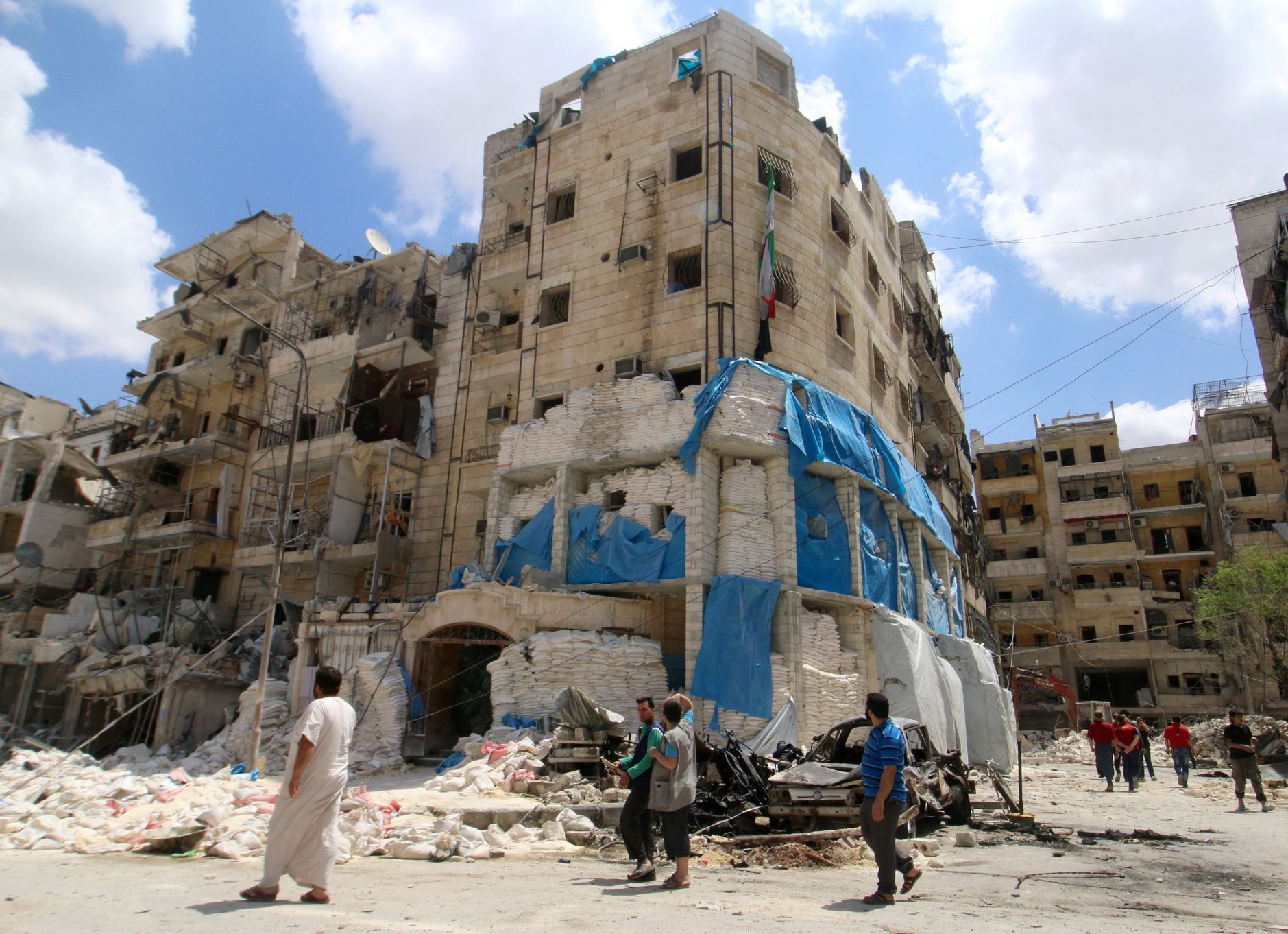 Nemocnice v Aleppu zasažená nálety.