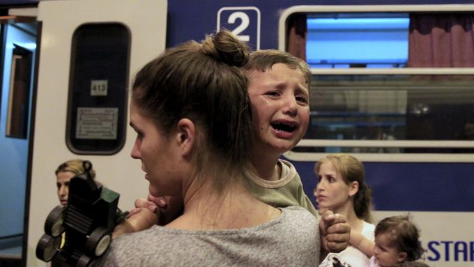 Záběry z nádraží v Budapešti, kde policie nepouští imigranty do vlaků