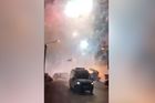 Video: Pyrotechnika vybuchovala všemi směry. Rusové raději sedali do aut a prchali