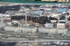 Tokyo Electric Power Company's (TEPCO) tsunami-crippled Fukushima Daiichi nuclear power plant in Fukushima prefecture is pictured in this combination photo taken December, 2000 (top), February 26, 2012 (C), and March 3, 2013, released by Kyodo on March 7, 2013, ahead of the two-year anniversary of the March 11 earthquake and tsunami. Mandatory Credit. REUTERS/Kyodo (JAPAN - Tags: ANNIVERSARY DISASTER ENVIRONMENT) ATTENTION EDITORS - THIS IMAGE WAS PROVIDED BY A THIRD PARTY. FOR EDITORIAL USE ONLY. NOT FOR SALE FOR MARKETING OR ADVERTISING CAMPAIGNS. THIS PICTURE IS DISTRIBUTED EXACTLY AS RECEIVED BY REUTERS, AS A SERVICE TO CLIENTS. MANDATORY CREDIT. JAPAN OUT. NO COMMERCIAL OR EDITORIAL SALES IN JAPAN. YES Published: Bře. 7, 2013, 9:32 dop.