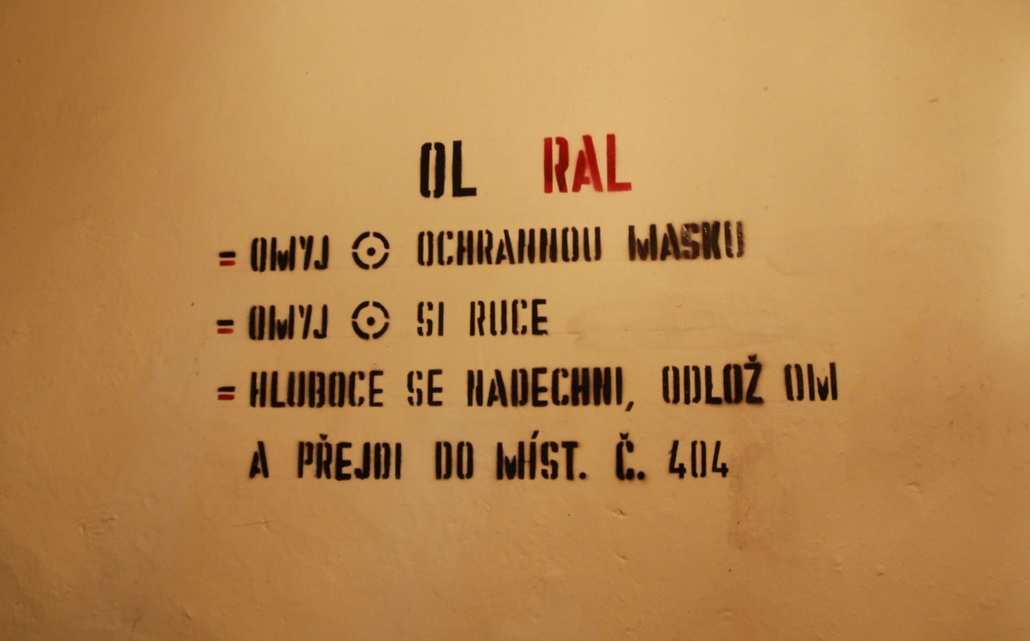 Cedule vzkazy příkazy zákazy armádní bunkr z dob socialismu