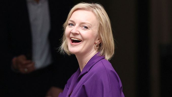 Nová britské premiérka Liz Trussová přijíždí do Downing Street.