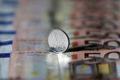 Česká měna překonala pětiletý rekord, posílila na 25,35 koruny za euro