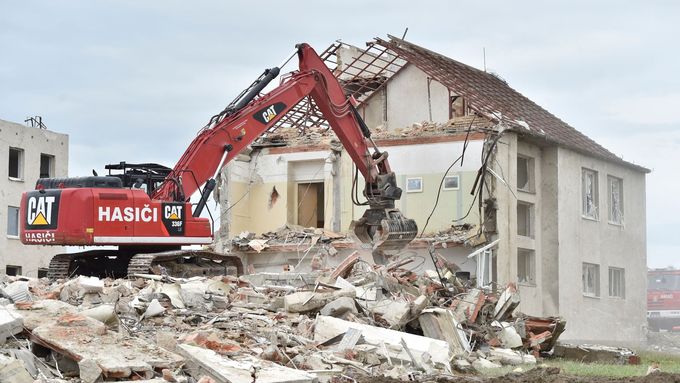 Demolice domu v centru Lužic na Hodonínsku, které zasáhla bouře s tornádem.