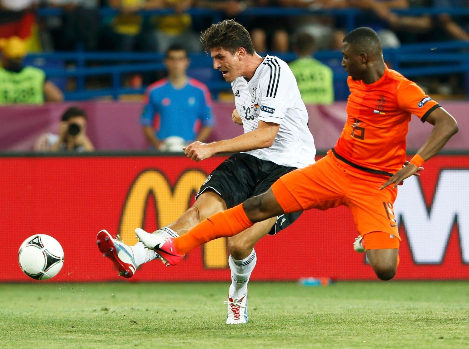 Mario Gómez střílí gól přes Jetra Willemse v utkání Nizozemska s Německem na Euru 2012