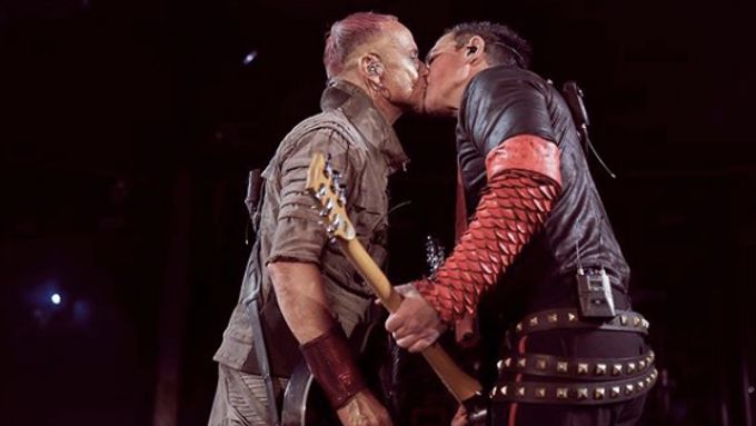 Rammstein se líbali na koncertě v Rusku, ignorovali tak zákon proti gay propagandě