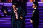 Anderson.Paak a Bruno Mars neboli Silk Sonic se radují z Grammy pro nahrávku roku. Obdrželi ji za song Leave the Door Open.