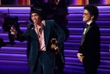 Anderson.Paak a Bruno Mars neboli Silk Sonic se radují z Grammy pro nahrávku roku. Obdrželi ji za song Leave the Door Open.