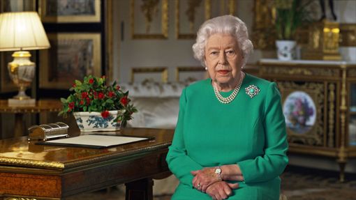 Britská královna děkuje lidem, kteří zůstali doma