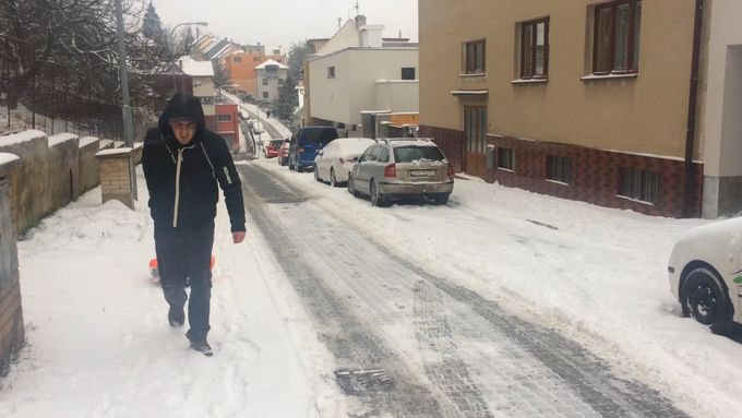 Brno zasypal sníh, který potrápil řidiče. Děti se radují