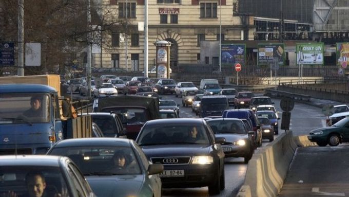 Na začátku minulého týdne zkolabovala v Praze doprava poté, co začalo najednou několik uzavírek. TSK v reakci na problémy zmírnila některá omezení provozu a slíbila, že práce na silnicích urychlí.