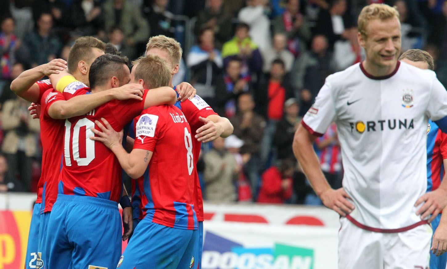 Fotbalisté Plzně se radují z penaltového gólu v utkání se Spartou Praha v sedmém kole Gambrinus ligy 2012/13.
