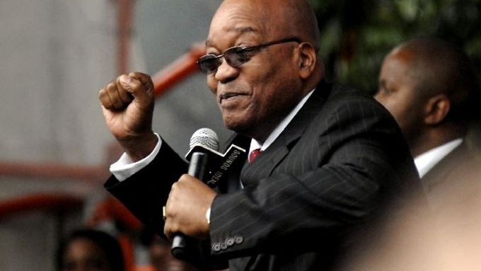 Jacob Zuma zdraví své příznivce před budovou soudu v Pietermaritzburgu poté, co soudce vyhověl jeho žádosti, aby bylo zastaveno jeho trestní stíhání