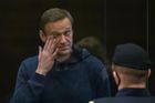Soud poslal Navalného na tři a půl roku do vězení. Policie zadržela přes tisíc lidí
