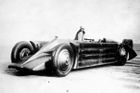 Už v roce 1929 dokázalo auto dosáhnout rychlosti 372,459 km/h. Na tuto metu se ve americkém Daytona Beach dostal britský pilot Henry Segrave, přičemž šlo v své době o absolutní pozemní rychlostní rekord. Segrave pilotoval speciál nazvaný Golden Arrow - v překladu zlatý šíp - s aerodynamickou karoserií a leteckým dvanáctiválcem o objemu 23.9 litru. Maximální výkon? 690 kW. Rychlostní rekord nicméně Segravovi nevydržel dlouho. V roce 1931 jej s hodnotou 396,025 km/h překonal jiný Brit Malcolm Campbell.