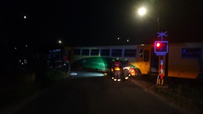 V Čížové na Písecku se na železničním přejezdu střetl osobní vlak s traktorem s vlekem. Vlak vykolejil dvěma nápravami.