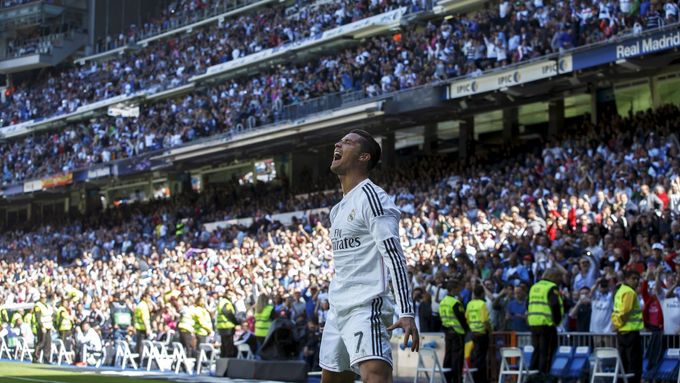 Cristiano Ronaldo oslavuje svých pět branek do sítě Granady.