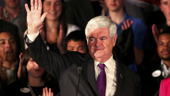 Newt Gingrich zdraví se příznivce během volební noci ve státech Alabama a Mississippi.